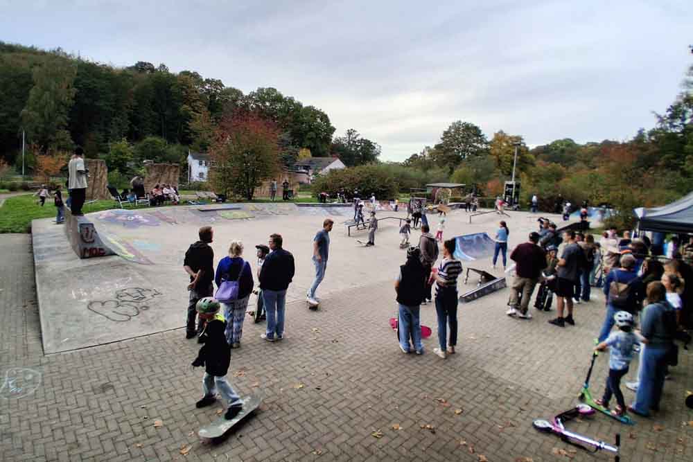 Menschen auf dem Skatepark „In der Läger"