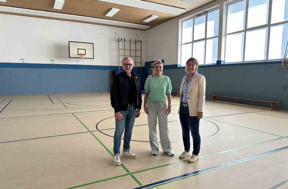 Markus Kaling (Fachbereichsleiter für den Bereich Hochbau der Stadt Borken), Schulleiterin Evelin Peplinski und Katja Hoffboll (Fachbereichsleiterin für den Bereich Jugend, Familie, Schule und Sport der Stadt Borken)