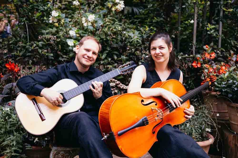 Pauline Stephan mit Violoncello und Julian Richter mit Gitarre
