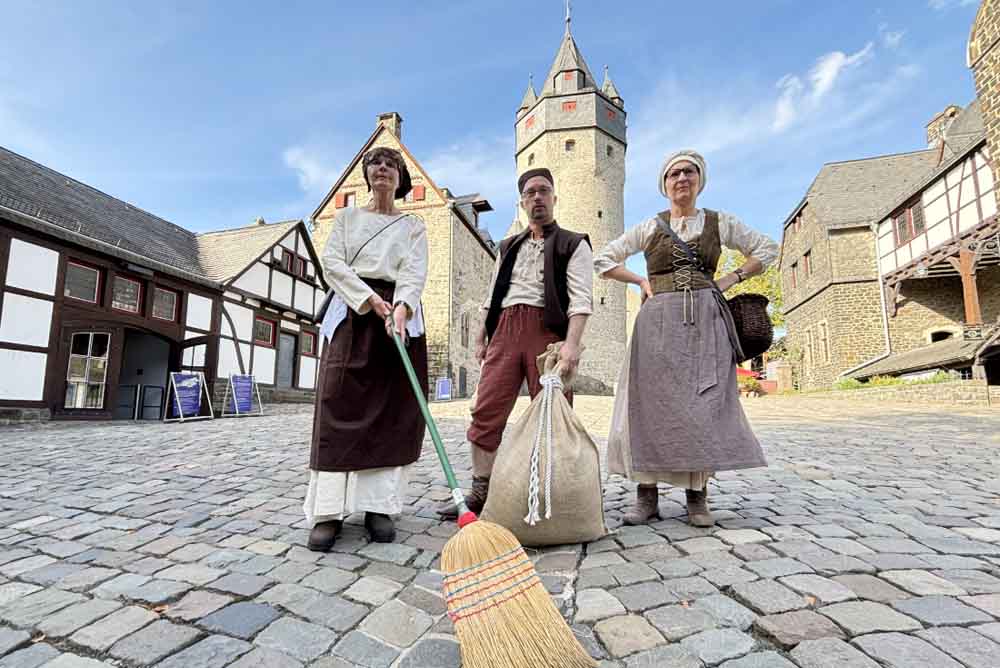 Magd "Clara" (gespielt von Christa Möntmann), Knecht "Matti" (Holger Schroer) und Magd "Magda" (Angelika Kramer)