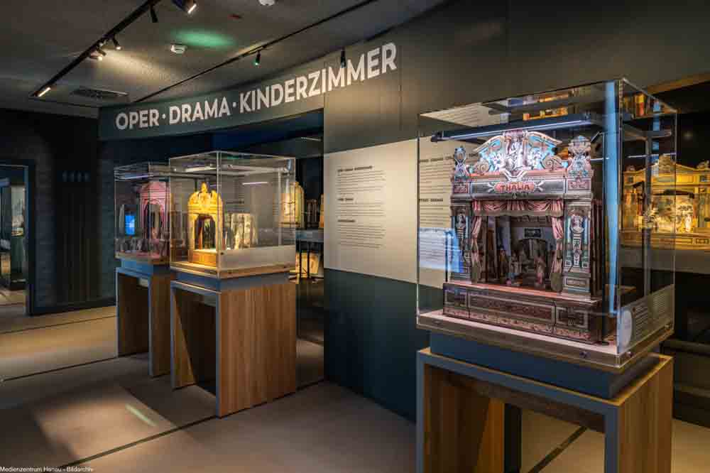 Im Schloss Philippsruhe erweckt das Papiertheater den Grimm-Klassiker „Der Wolf und die sieben Geißlein" in Kulissen zum Leben