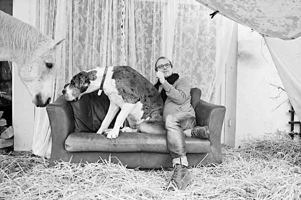 Schwarz-Weiß-Fotografie der Hanauerin Ruth Marcus: Mann mit seinem Hund und seinem Pferd