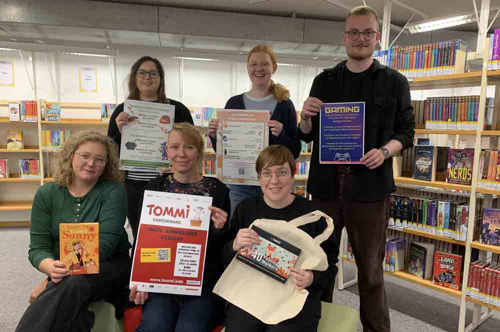 Team der Kinder- und Jugendbibliothek wirbt für das Herbstferien-Programm