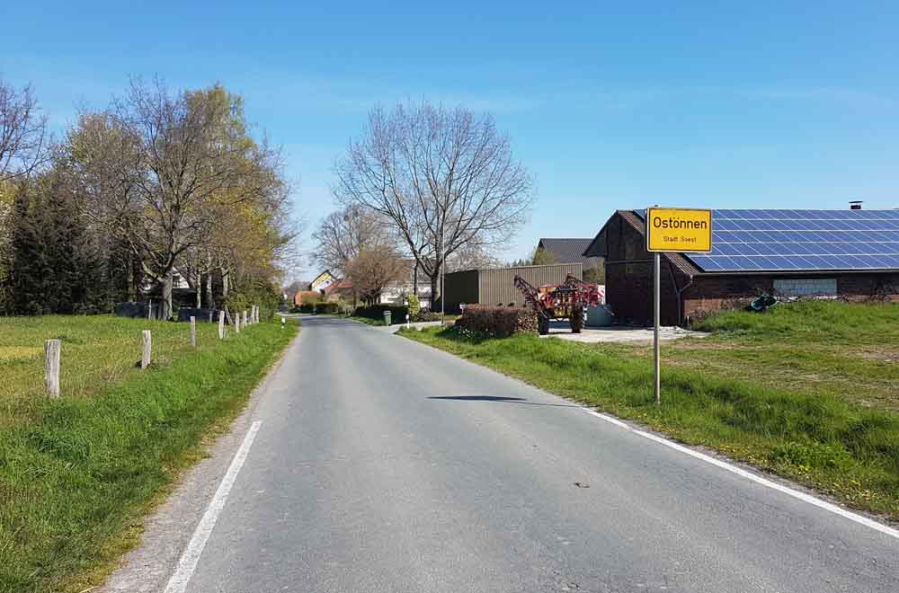 Blick auf die K 13 mit Ortseingang Ostönnen