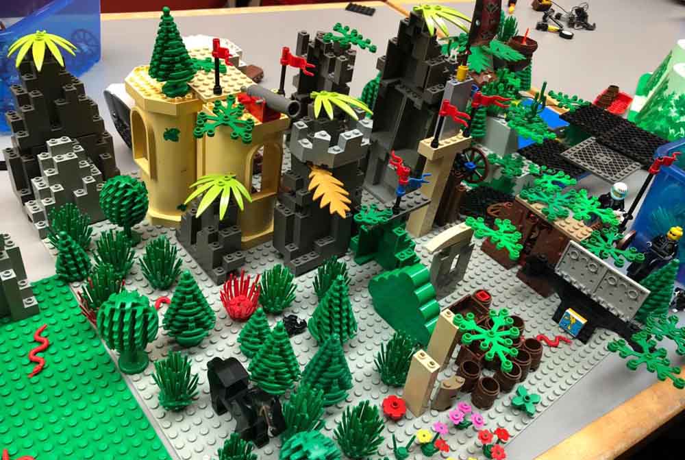 Bauwerk aus Lego-Steinen