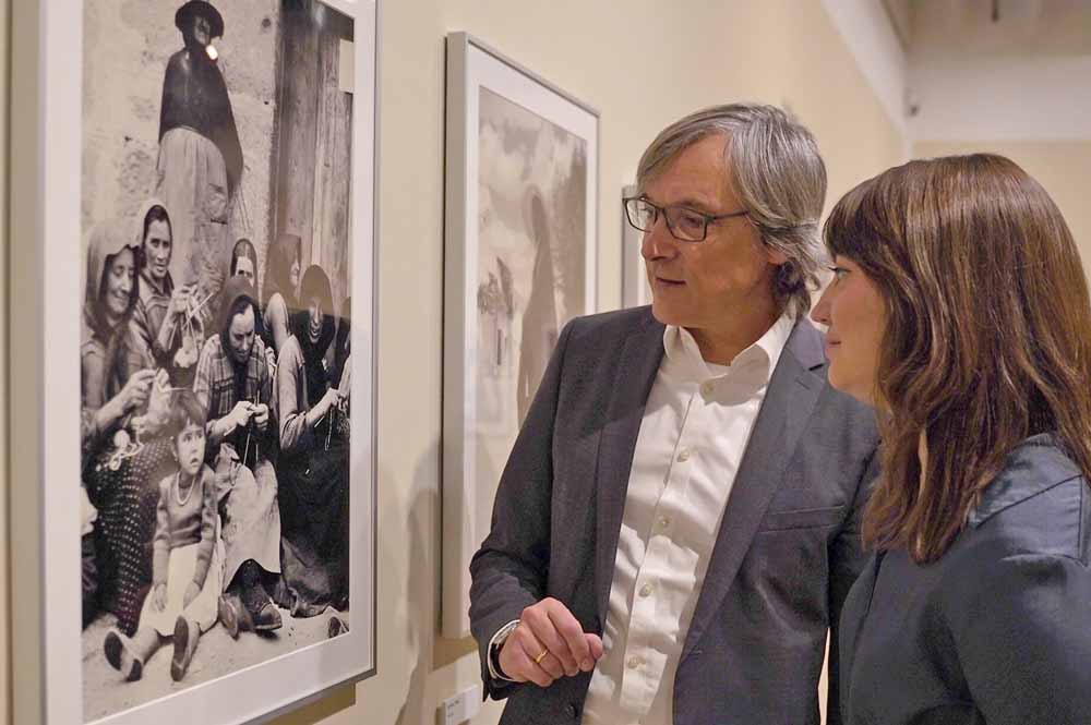 Dr. Axel Schollmeier, stellvertretender Leiter des Stadtmuseums Münster, und Josina Dehn von der Universität Münster bei der Eröffnung der Ausstellung