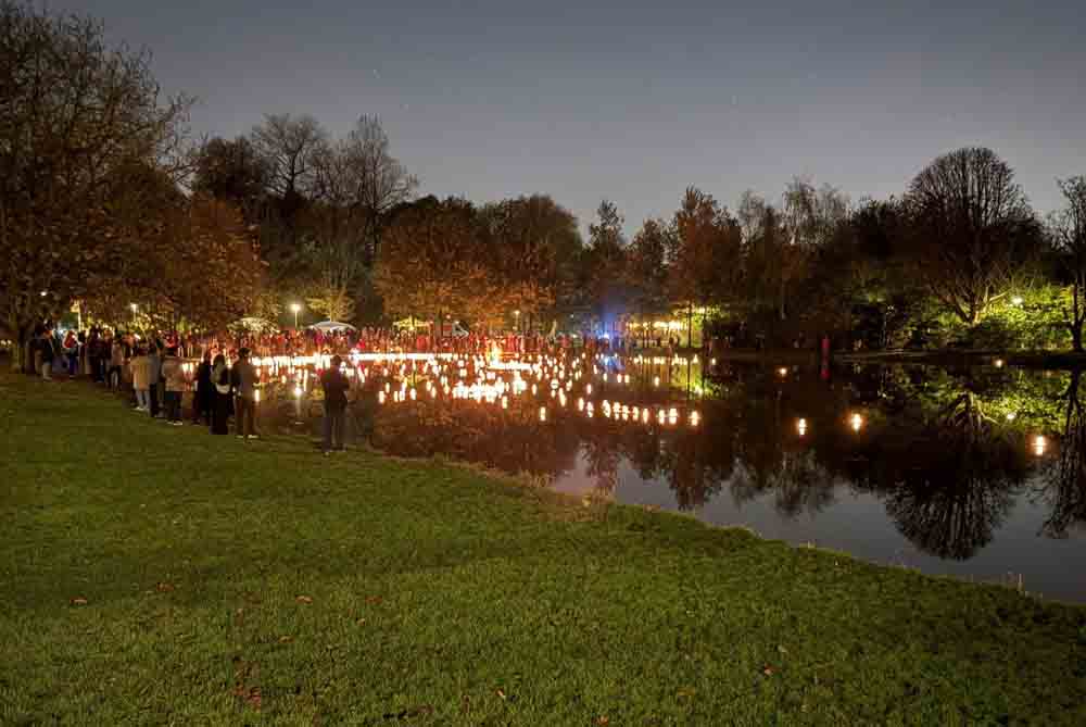 Menschen bei der Lichteraktion am ehemaligen Flamingo-Teich