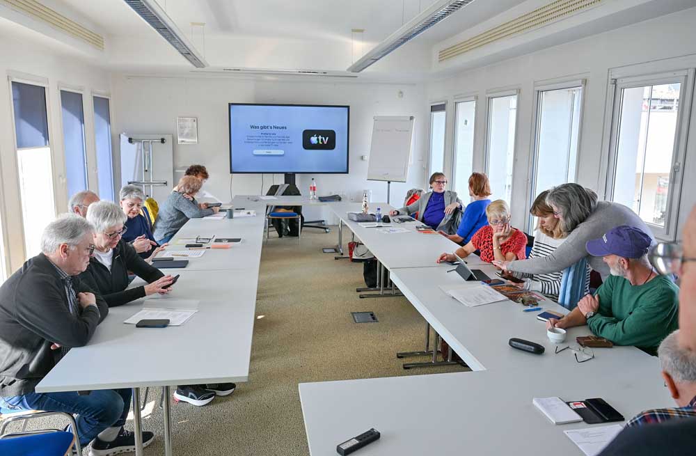 Gruppe von Senioren sitzen in einem Raum