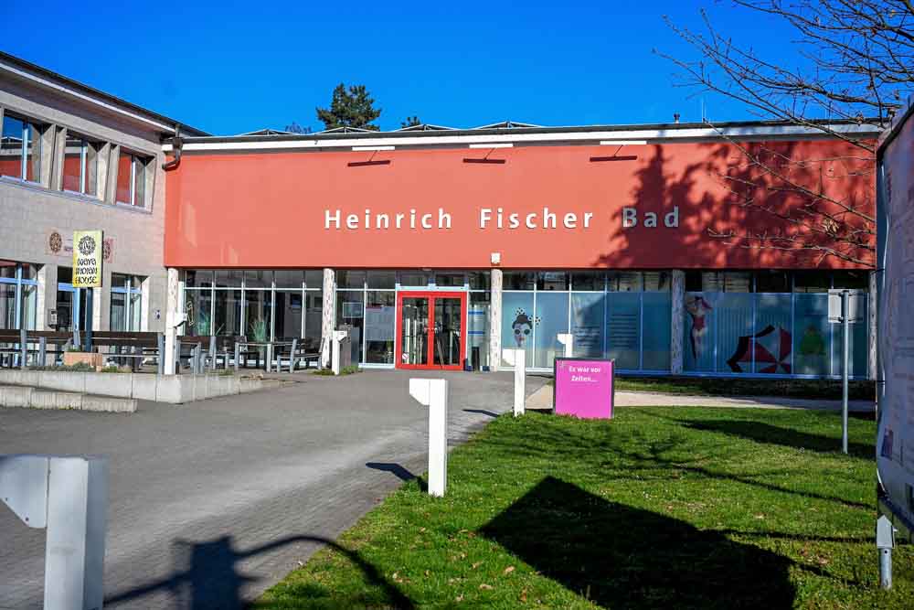 Blick auf den Eingangsbereich des Heinrich-Fischer-Hallenbads