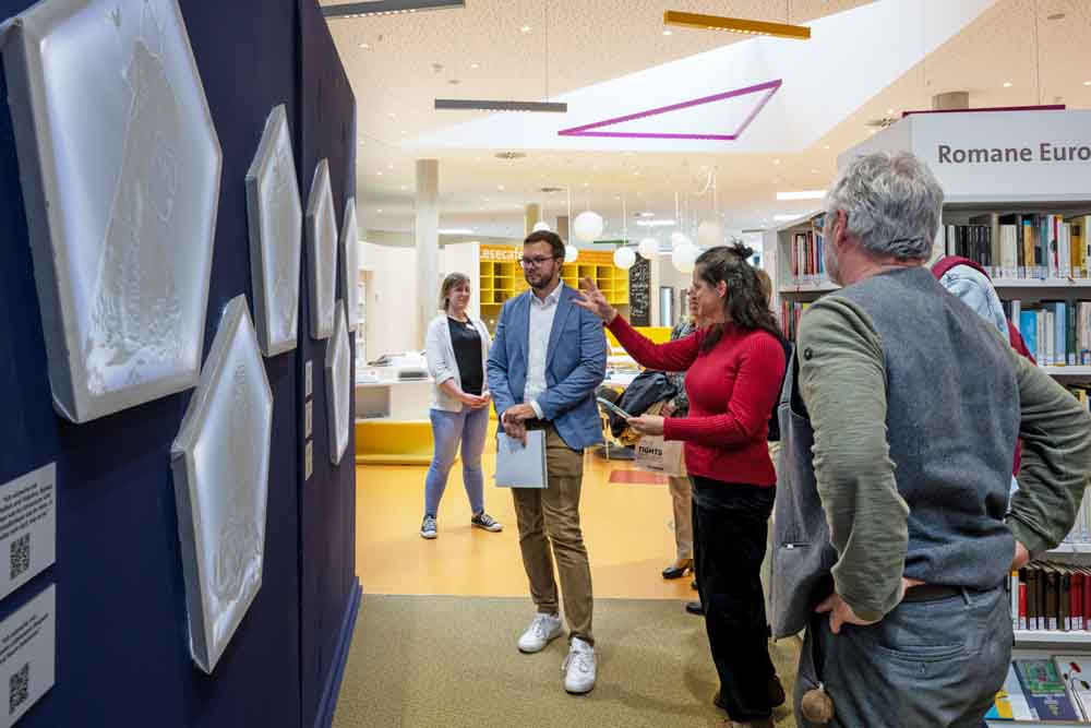 Oberbürgermeister Dr. Maximilian Bieri mit Daniela und Holger Demmer in der Ausstellung