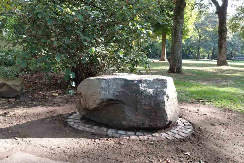 Der neue Findling zum 800-jährigen Stadtjubiläum im Borkener Stadtpark