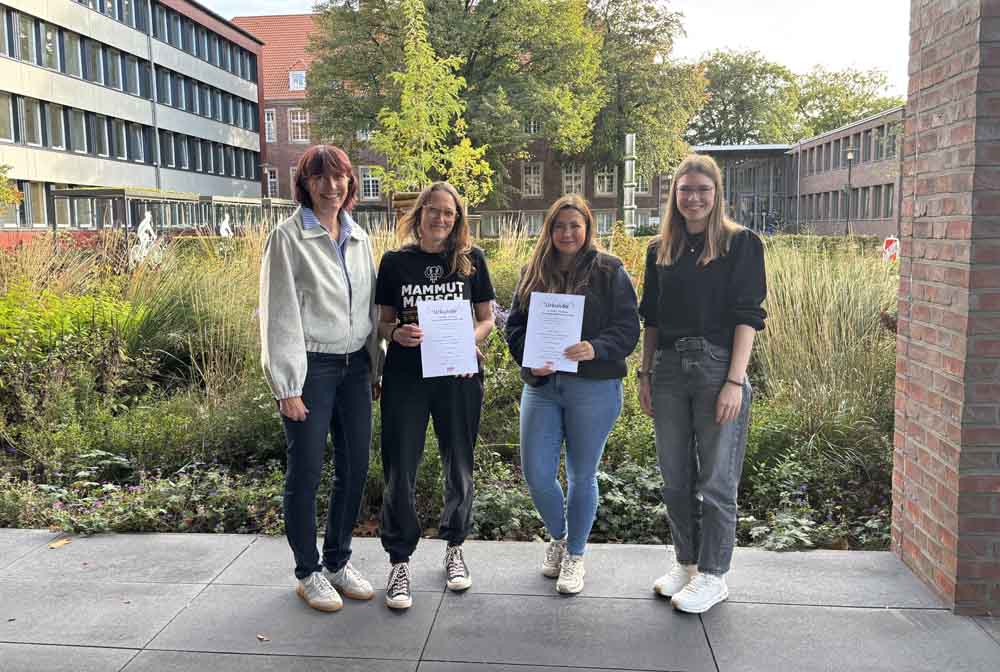 Bei der Preisübergabe zur europaweiten Schritte-Challenge (von links): Ursula Wendholt (Fachabteilungsleiterin Klimaschutz und Nachhaltigkeit der Stadt Borken), die Zweitplatzierte Frau Wilinski, die Tochter der Erstplatzierten Frau Trzeciok, die den Preis stellvertretend für ihre Mutter entgegennahm, sowie Vera Westhoff (Mitarbeiterin der Fachabteilung Klimaschutz und Nachhaltigkeit der Stadt Borken)