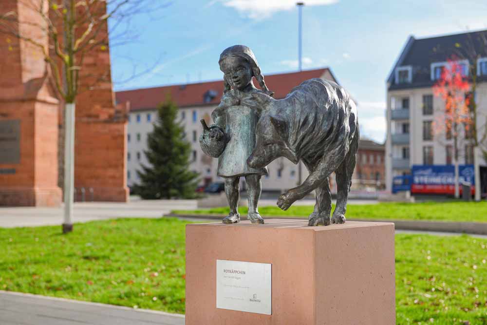 Statue von Rotkäppchen