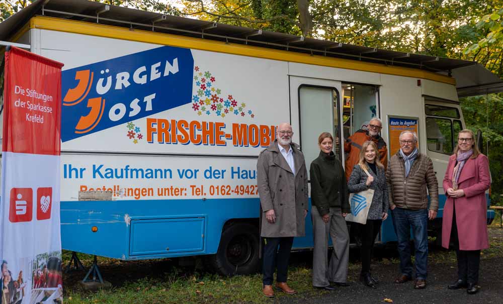 Ingo Schabrich, Kreisdirektor und Kulturdezernent Kreis Viersen, Anke Petrat, Leiterin des Niederrheinischen Freilichtmuseums, Dr. Yvonne Gavallér, wissenschaftliche Volontärin im Niederrheinischen Freilichtmuseum und Kuratorin der Ausstellung, Jürgen Jost (hintere Reihe), ehemaliger Eigentümer des Verkaufswagens, Herbert Kättner, Vorsitzender des Fördervereins Dorenburg e.V. und Ina Haffmans, geschäftsführende Stiftungsvorständin der Sparkassenstiftung „Natur und Kultur" Kreis Viersen