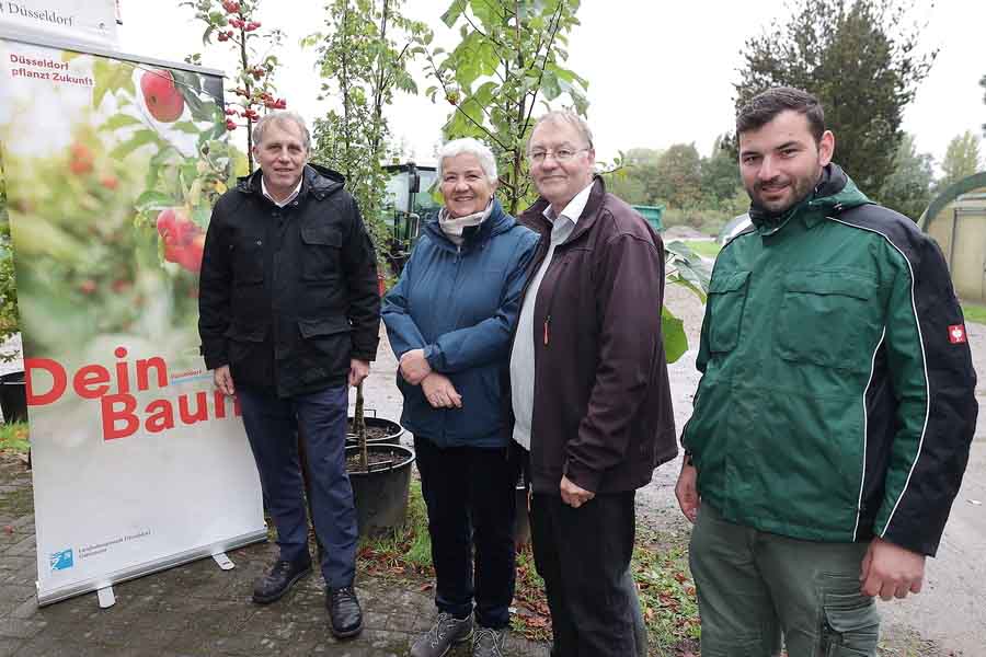 Jochen Kral, Beigeordneter für Umwelt, Doris Törkel, Leiterin des Garten-, Friedhofs- und Forstamt, Jörg Langenhorst, Leiter des Hauptbetriebshofs im Gartenamt, und Gereon Birkmann, Leiter der Baumschule