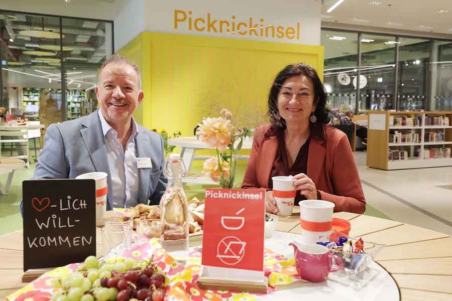 Beigeordnete Miriam Koch und Stephan Schwering, Direktor Stadtbüchereien Düsseldorf, stellten die neue Picknickinsel im KAP1 vor