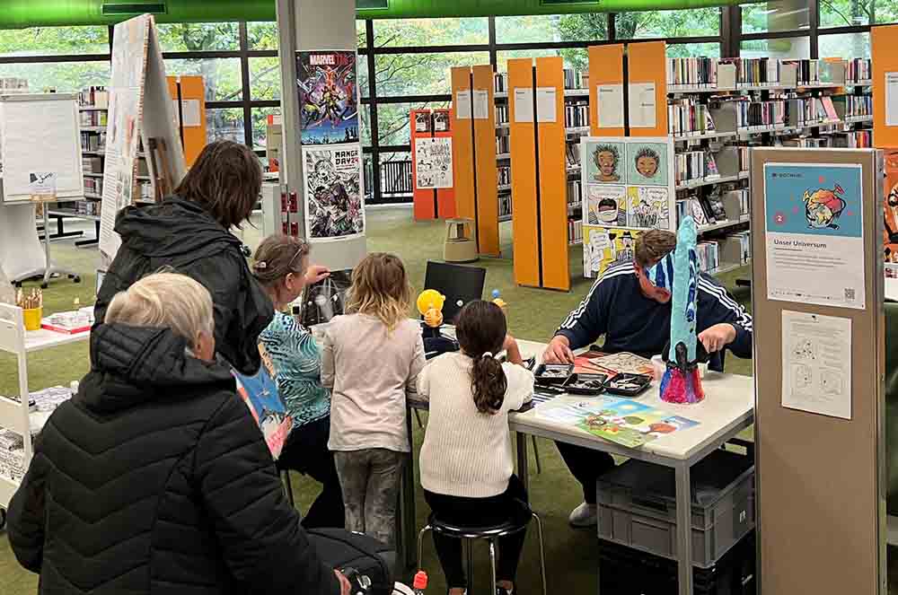Menschen an einem Stand in der Zentralbücherei