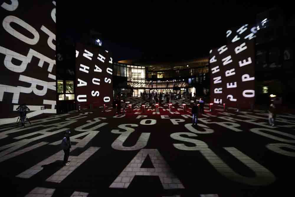 Illumination vor dem Landtag bei Nacht