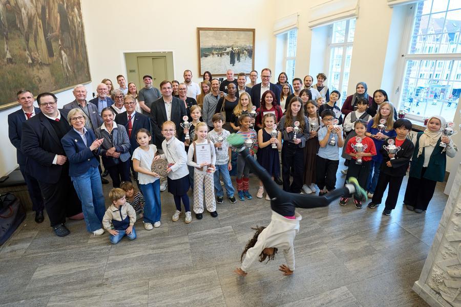 Gruppenbild mit Gewinnern des Radschlägerturniers, Verantwortlichen der Alde Düsseldorfer Bürgergesellschaft und OB Dr. Stephan Keller