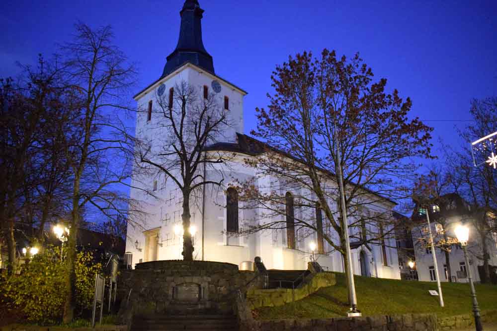 Außenansicht: Erlöserkirche bei Dunkelheit
