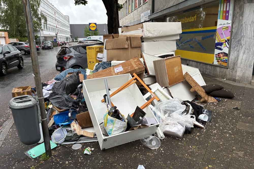 Sperrmüll auf Gehweg in Reisholz
