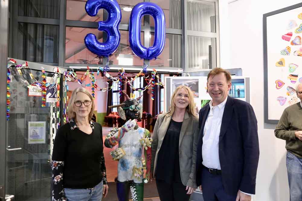 Maren Siegel, Abteilungsleiterin Jugendförderung, Julia Schabrod, Leiterin der Einrichtung an der Himmelgeister Straße 107, und Stadtdirektor Burkhard Hintzsche