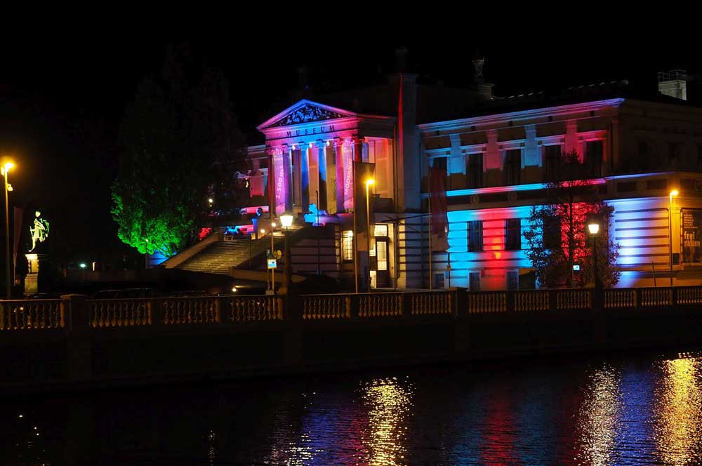 Staatliches Museum im Dunklen beleuchtet