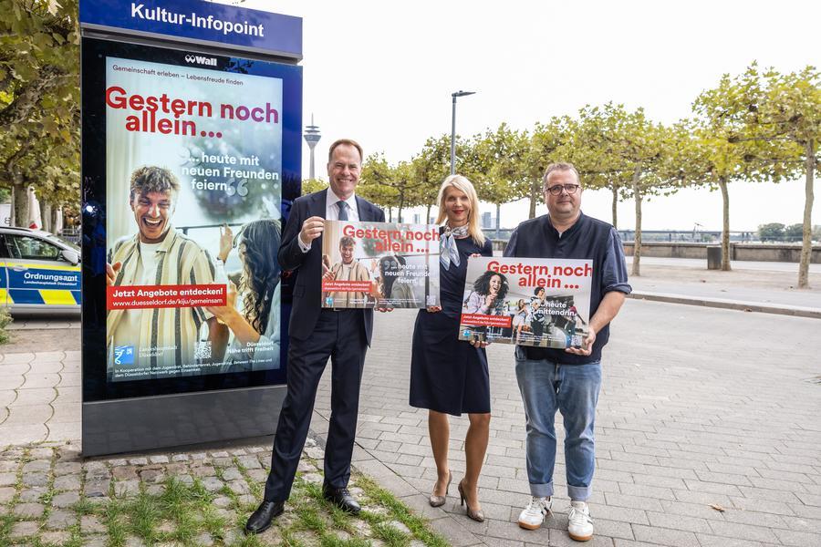Oberbürgermeister Dr. Stephan Keller, Roswitha Grimm, Abteilungsleitung Familienförderung im Amt für Soziales und Jugend, und Stephan Glaremin, Leiter des Amtes für Soziales und Jugend mit Plakaten