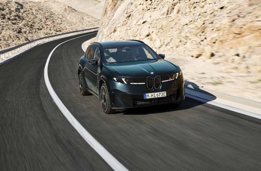 BMW iX3 M60 xDrive auf der Straße