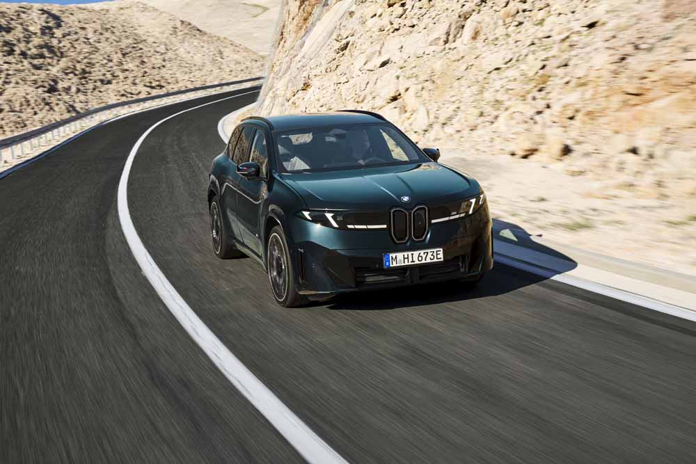 BMW iX3 M60 xDrive auf der Straße
