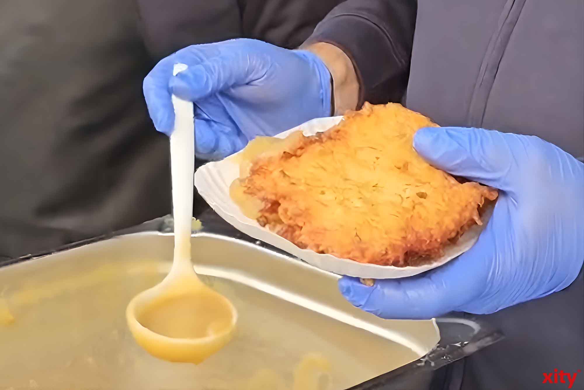 Reibekuchen auf Pappteller