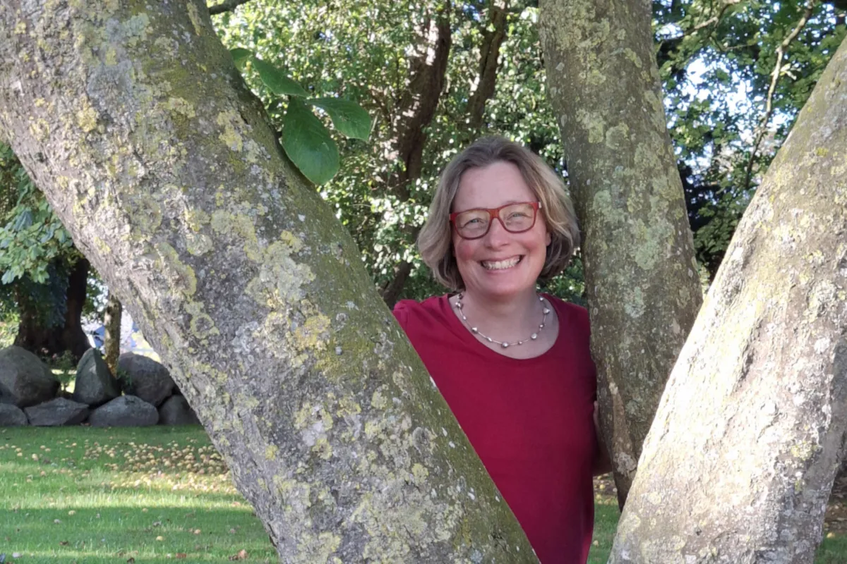 Yogalehrerin Petra Schwinn an einem Baum