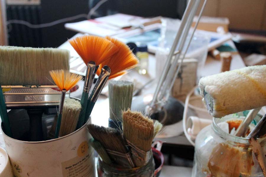 Pinsel und Utensilien in einem Atelier