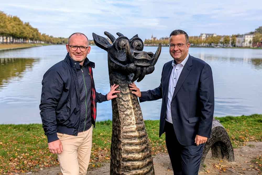 Vorsitzender KRG Michael Nowack und Oberbürgermeister Sebastian Ehlers an einer Drachenstatue